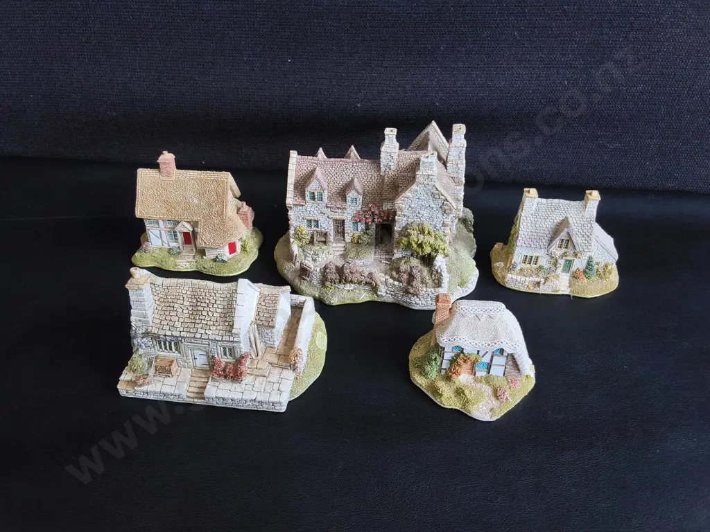 5 VINTAGE LILLIPUT LANE MINIATURE COTTAGES, HANDMADE IN ENGLAND, TALLEST H 11 CM, DAMAGE PICTURED Image 1++