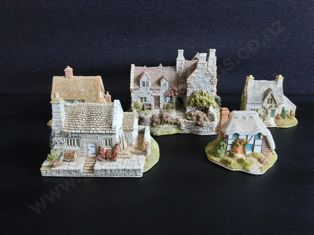 5 VINTAGE LILLIPUT LANE MINIATURE COTTAGES, HANDMADE IN ENGLAND, TALLEST H 11 CM, DAMAGE PICTURED Image 1++