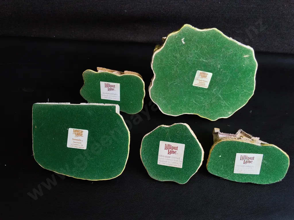 5 VINTAGE LILLIPUT LANE MINIATURE COTTAGES, HANDMADE IN ENGLAND, TALLEST H 11 CM, DAMAGE PICTURED Image 1++