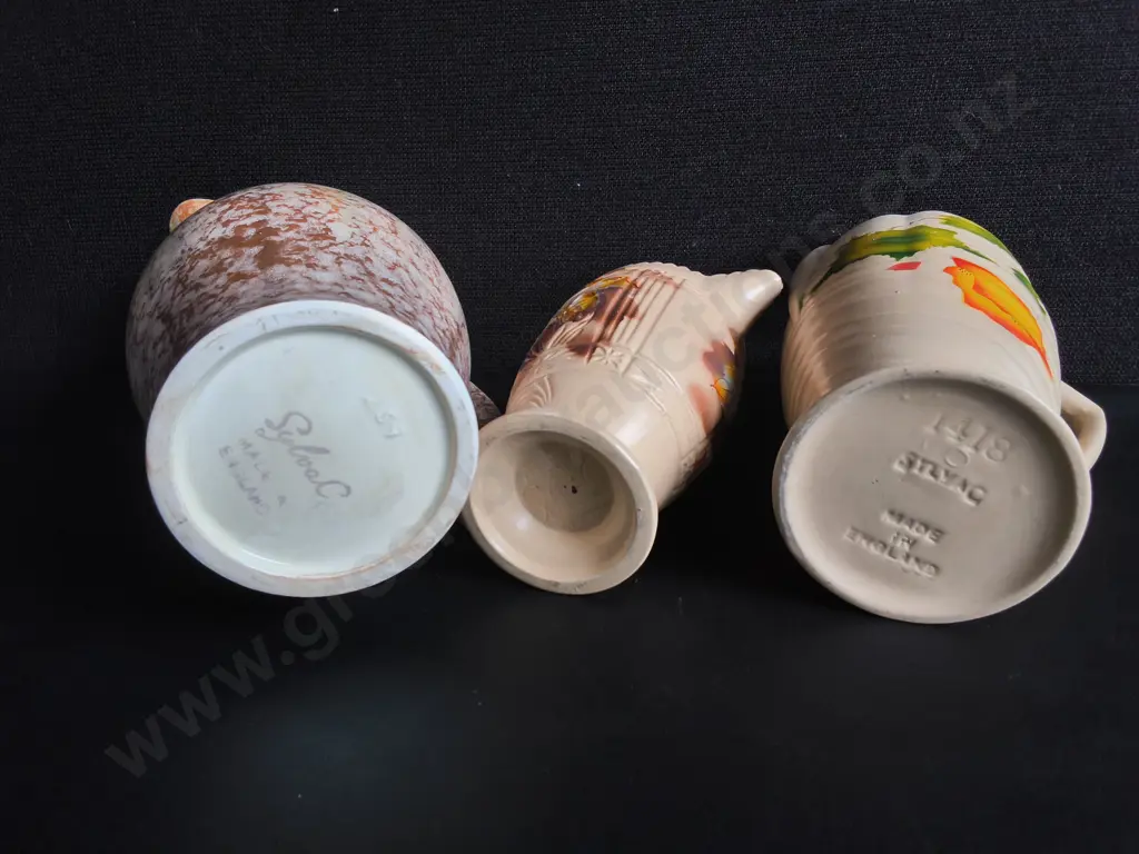 3 VINTAGE SYLVAC CERAMIC JUGS, MADE IN ENGLAND, TALLEST H 26 CM Image 1++