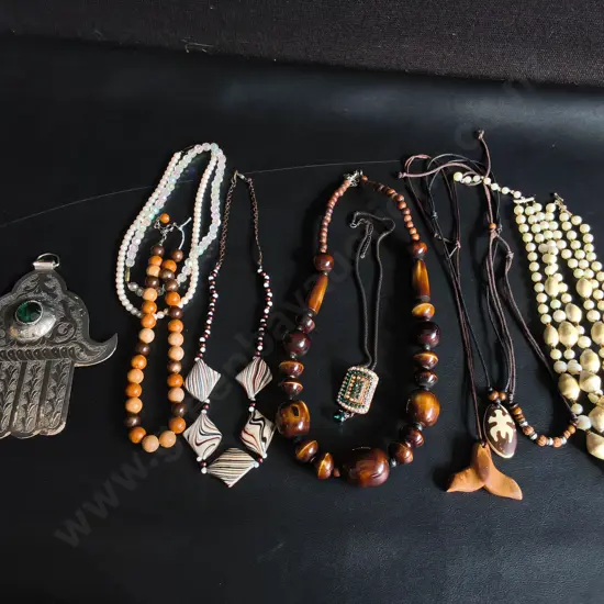 MIX OF NECKLACES AND PENDANTS