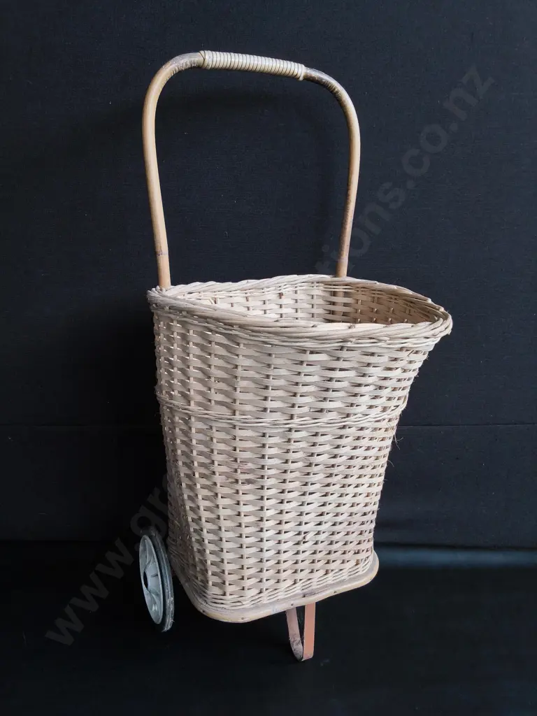 VINTAGE WASHING TROLLEY Image 1++