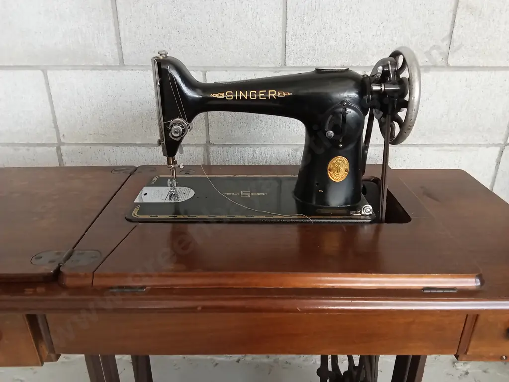 VINTAGE SINGER TREADLE SEWING MACHINE IN WOODEN TABLE WITH CAST IRON BASE, HEIGHT IS 78CM Image 1++