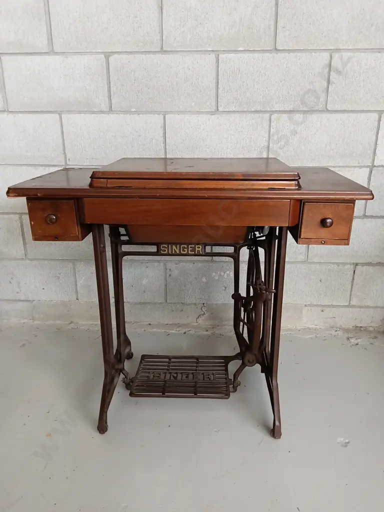 VINTAGE SINGER TREADLE SEWING MACHINE IN WOODEN TABLE WITH CAST IRON BASE, HEIGHT IS 78CM Image 1++