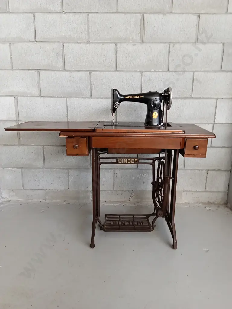 VINTAGE SINGER TREADLE SEWING MACHINE IN WOODEN TABLE WITH CAST IRON BASE, HEIGHT IS 78CM Image 1++