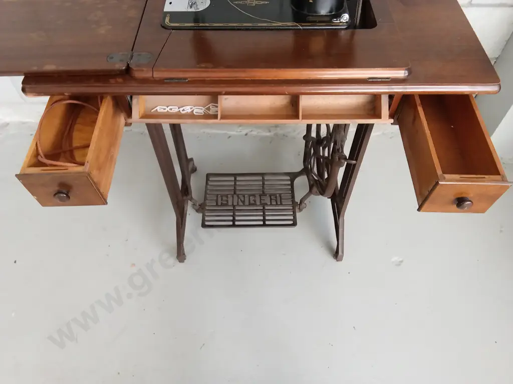 VINTAGE SINGER TREADLE SEWING MACHINE IN WOODEN TABLE WITH CAST IRON BASE, HEIGHT IS 78CM Image 1++