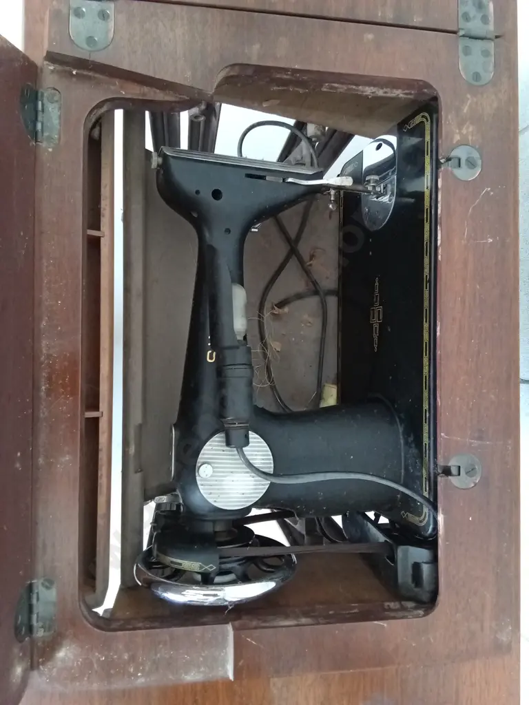 VINTAGE SINGER TREADLE SEWING MACHINE IN WOODEN TABLE WITH CAST IRON BASE, HEIGHT IS 78CM Image 1++