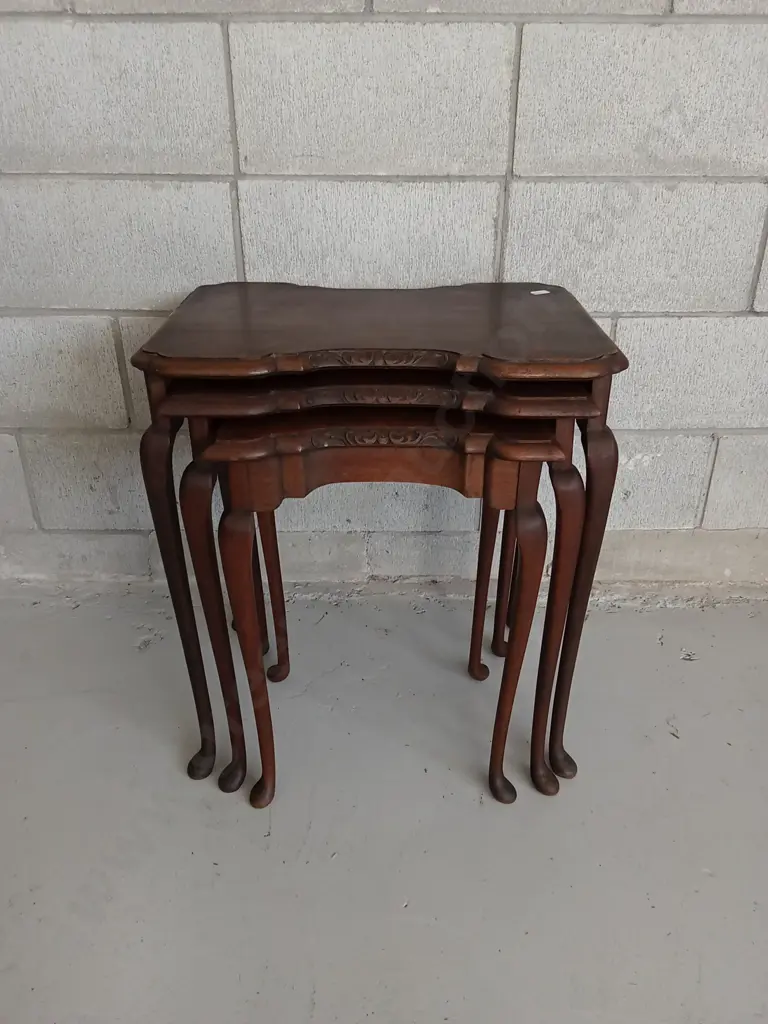VINTAGE SET OF WOODEN NESTING TABLES WITH CARVED DETAILS, HEIGHT 59CM Image 1++