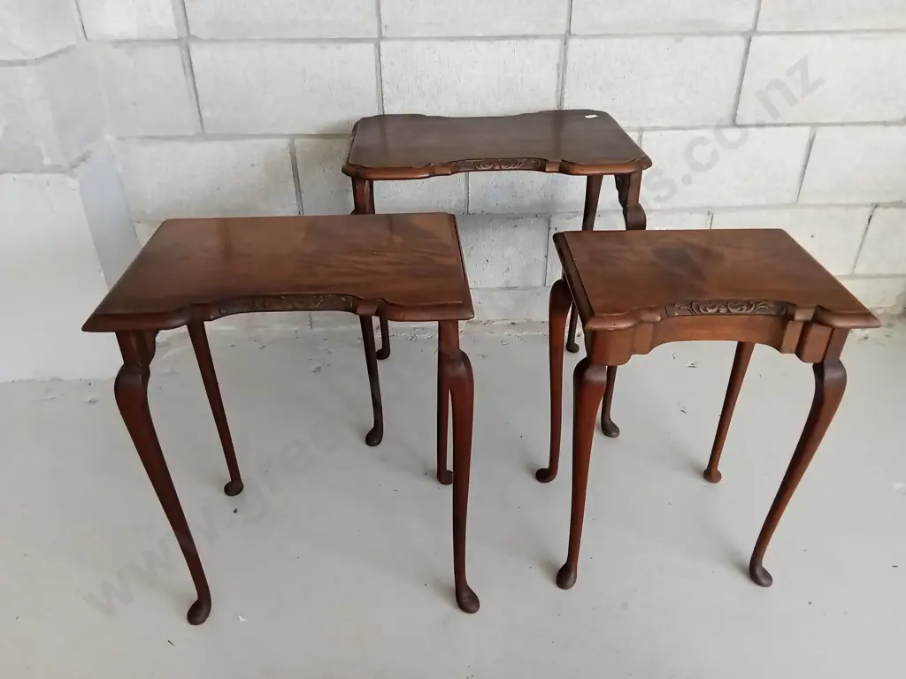 VINTAGE SET OF WOODEN NESTING TABLES WITH CARVED DETAILS, HEIGHT 59CM Image 1++