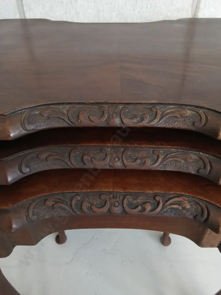 VINTAGE SET OF WOODEN NESTING TABLES WITH CARVED DETAILS, HEIGHT 59CM Image 1++