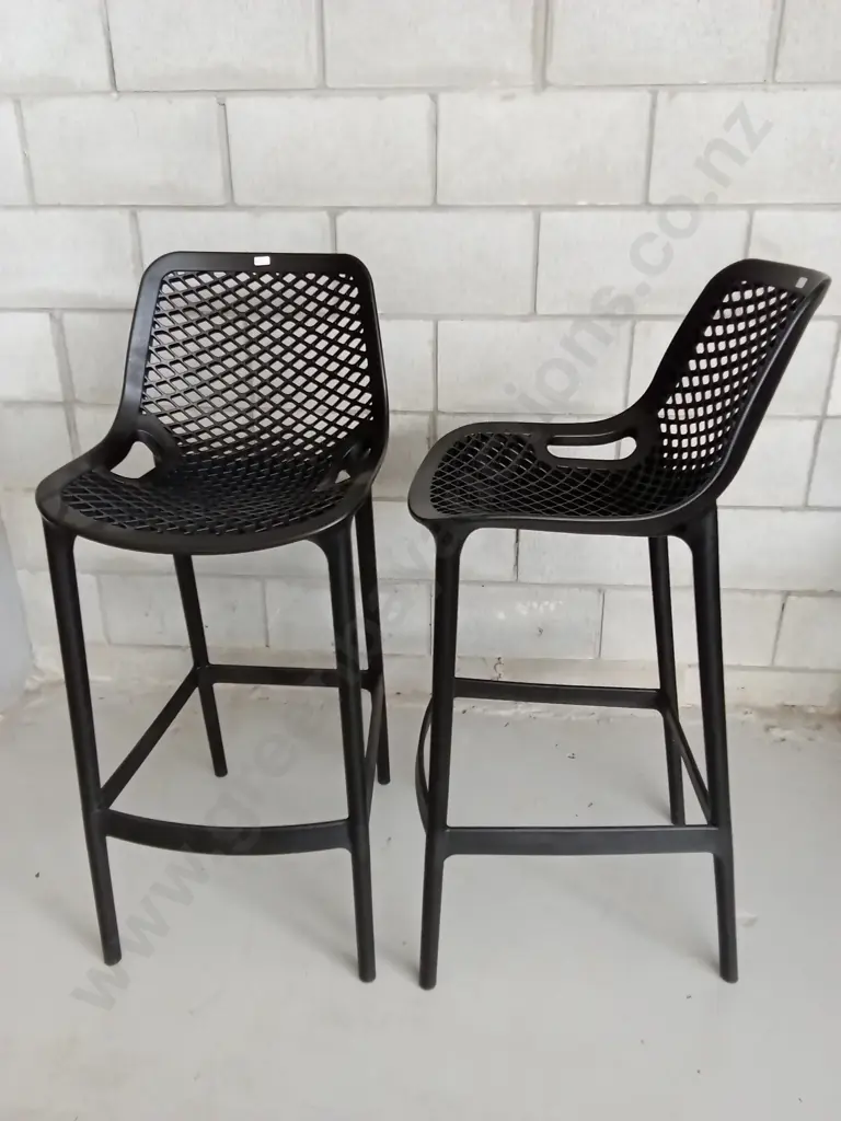 4X PLASTIC BAR STOOLS, HEIGHT IS 105CM Image 1++