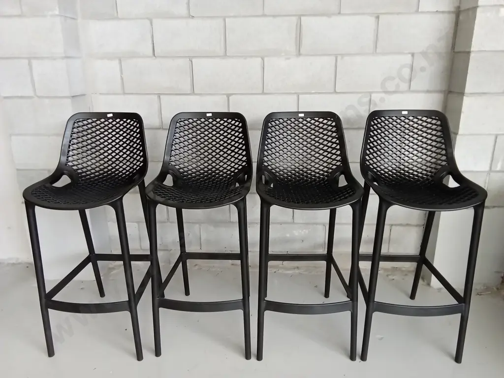 4X PLASTIC BAR STOOLS, HEIGHT IS 105CM Image 1++