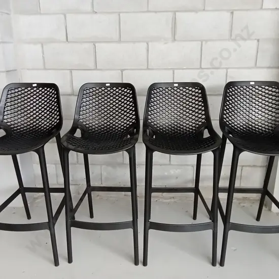 4X PLASTIC BAR STOOLS, HEIGHT IS 105CM