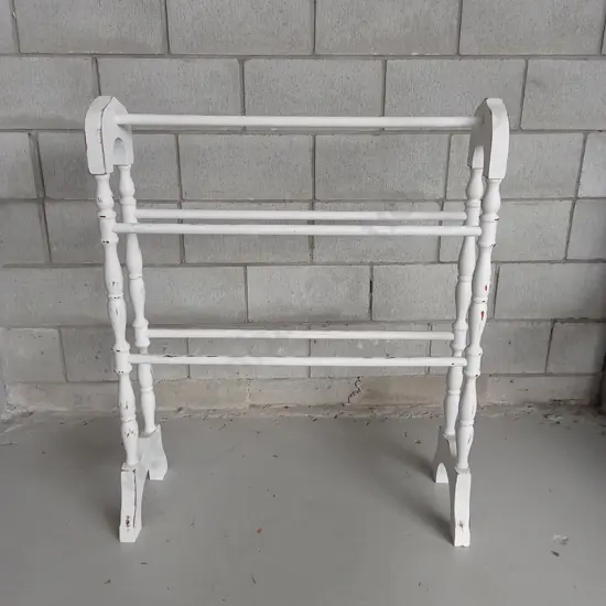 FREESTANDING WOODEN BLANKET AND TOWEL RACK, HEIGHT IS 103CM