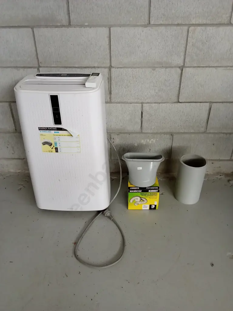 PORTABLE AIR CONDITIONER UNIT WITH VENTILATION DUCT AND OTHER PIECES Image 1++