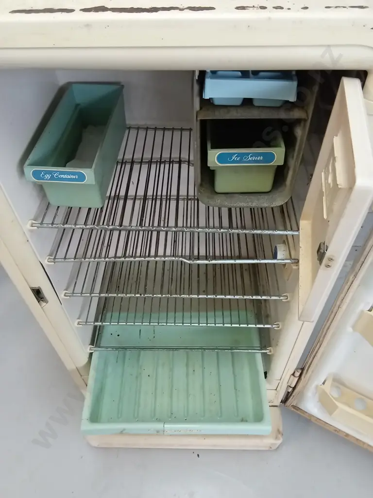 VINTAGE RETRO EARLY 50'S FRIGIDAIRE CREAM REFRIGERATOR, H 122CM X W 60CM X D 52CM Image 1++