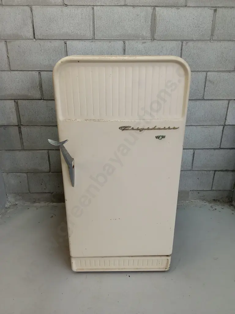VINTAGE RETRO EARLY 50'S FRIGIDAIRE CREAM REFRIGERATOR, H 122CM X W 60CM X D 52CM Image 1++