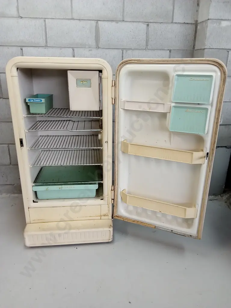 VINTAGE RETRO EARLY 50'S FRIGIDAIRE CREAM REFRIGERATOR, H 122CM X W 60CM X D 52CM Image 1++