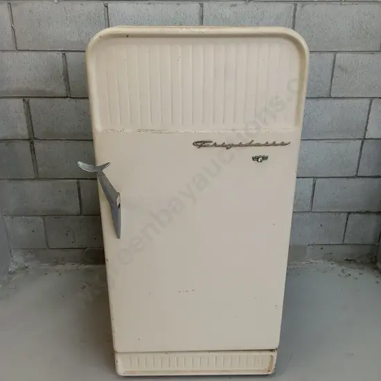 VINTAGE RETRO EARLY 50'S FRIGIDAIRE CREAM REFRIGERATOR, H 122CM X W 60CM X D 52CM