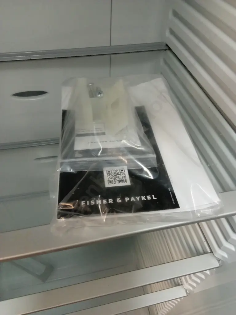 FISHER & PAYKEL FRIDGE H169CM D66CM L64CM Image 1++
