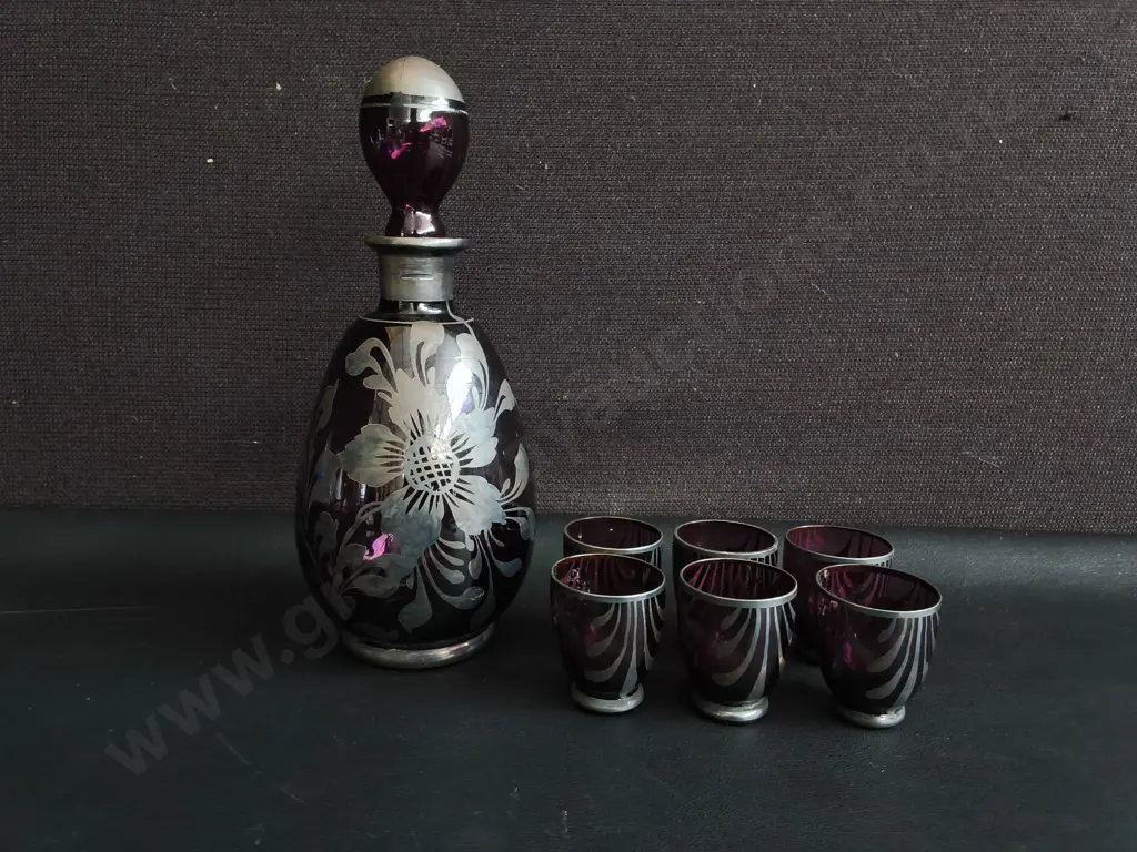 VINTAGE MID CENTURY AMETHYST PURPLE GLASS DECANTER AND CORDIAL GLASS SET, TALLEST H 23 CM Image 1++