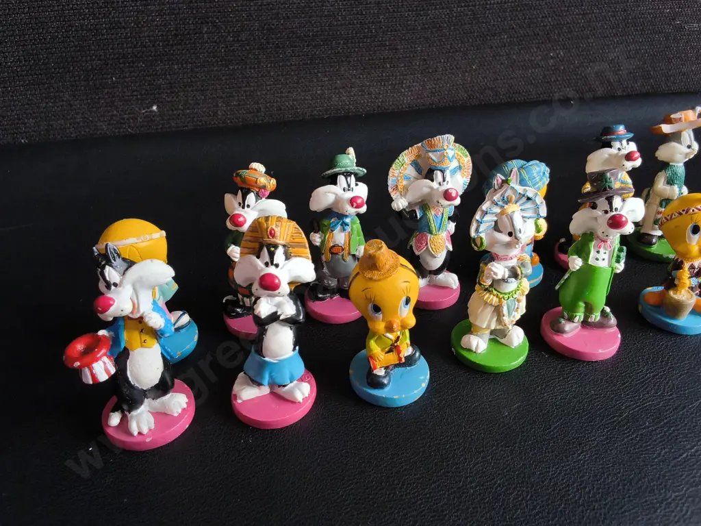 COLLECTION OF VINTAGE LOONEY TUNES FIGURINES, 18 PIECES, TALLEST H 6.5 CM Image 1++
