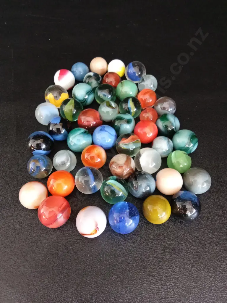 BOX OF LARGE VINTAGE GLASS MARBLES APPROX 2CM Image 1++