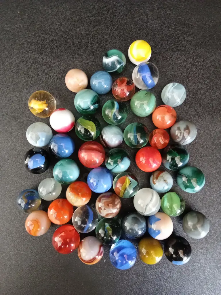 BOX OF LARGE VINTAGE GLASS MARBLES APPROX 2CM Image 1++