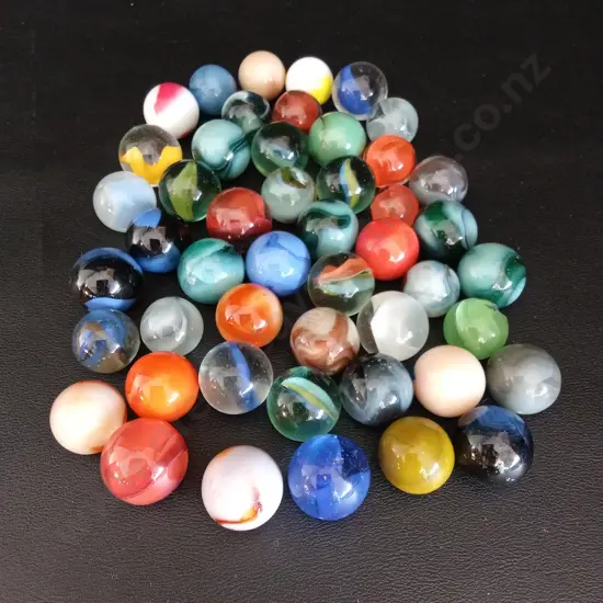 BOX OF LARGE VINTAGE GLASS MARBLES APPROX 2CM
