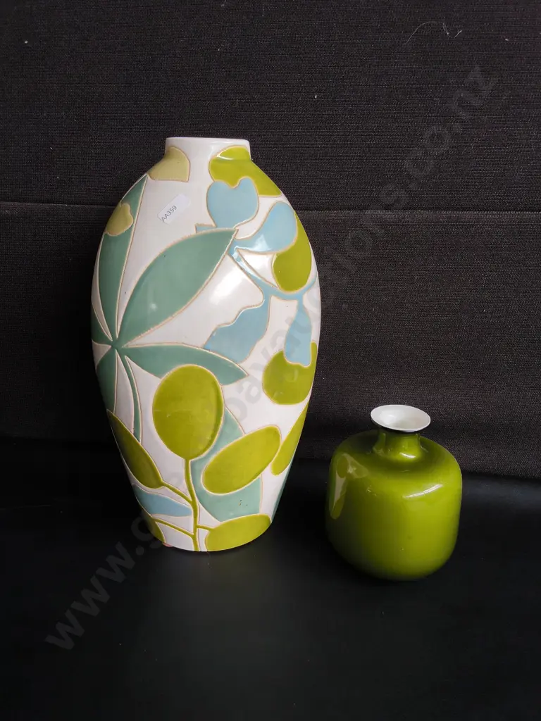 PAIR OF VASES, INCLUDING GLASS BUD VASE, TALLEST H 38 CM Image 1++