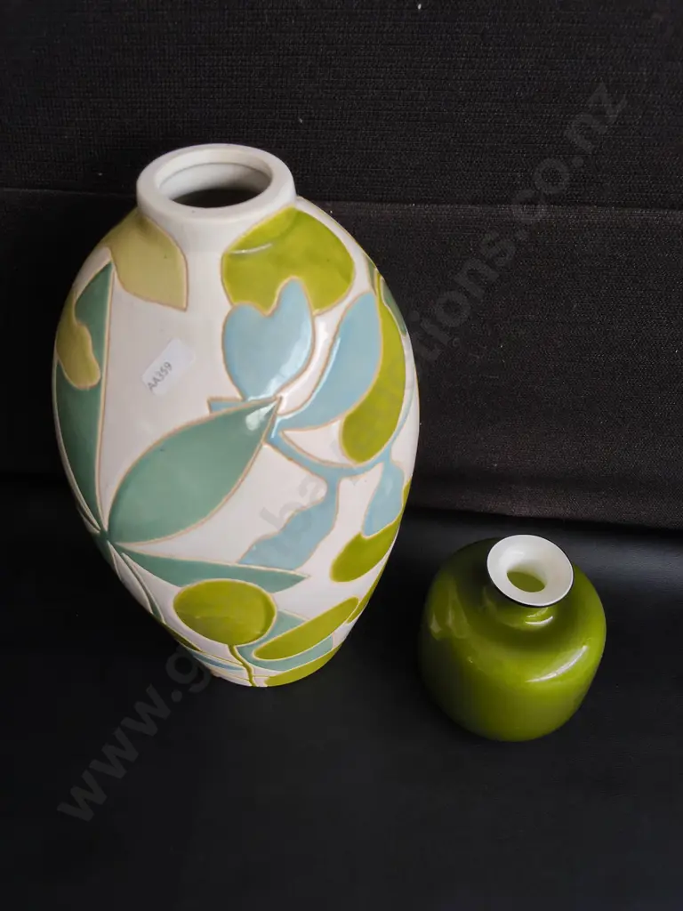 PAIR OF VASES, INCLUDING GLASS BUD VASE, TALLEST H 38 CM Image 1++