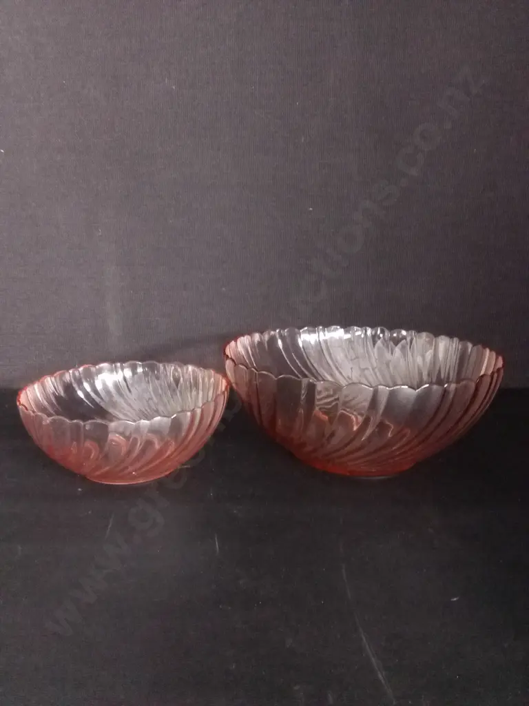 3 GLASS BOWLS, 2 MATCHING, LARGEST DIA 26CM Image 1++