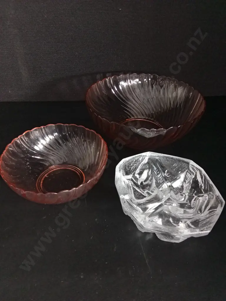 3 GLASS BOWLS, 2 MATCHING, LARGEST DIA 26CM Image 1++