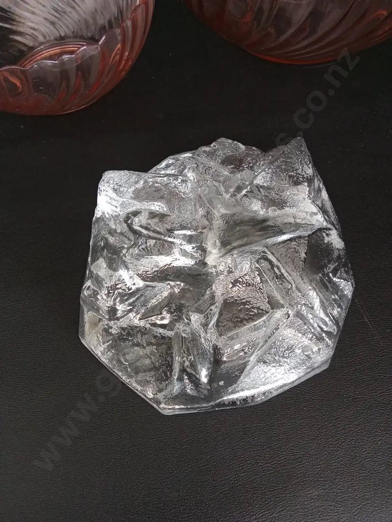 3 GLASS BOWLS, 2 MATCHING, LARGEST DIA 26CM Image 1++