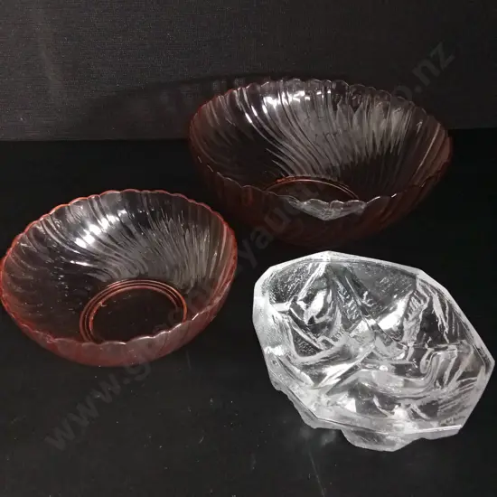 3 GLASS BOWLS, 2 MATCHING, LARGEST DIA 26CM