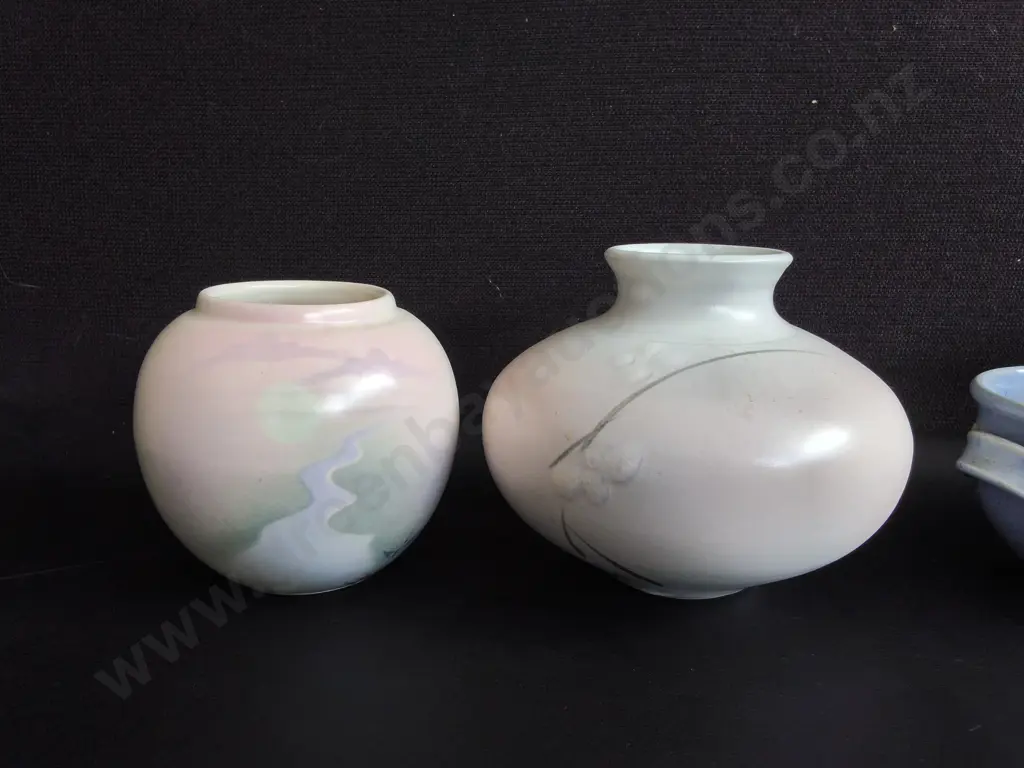 2 PIECES JANET EVANS POTTERY AND PAIR OF CERAMIC VASES, INCLUDING ENGLISH COUNTRY POTTERY, TALLEST H 16CM Image 1++