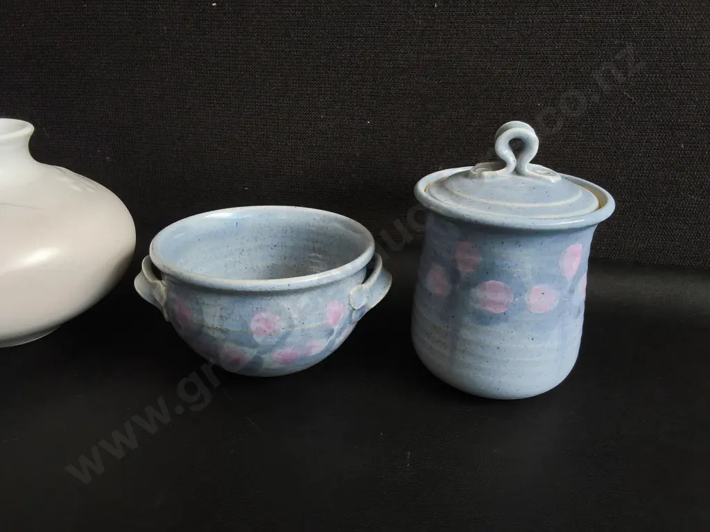 2 PIECES JANET EVANS POTTERY AND PAIR OF CERAMIC VASES, INCLUDING ENGLISH COUNTRY POTTERY, TALLEST H 16CM Image 1++