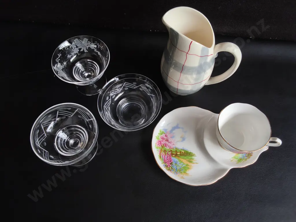 3 STUART CRYSTAL DESSERT BOWLS, J & G MEAKIN MILK JUG, AND QUEEN ANNE FINE BONE CHINA SET. TALLEST H 16.5 CM Image 1++