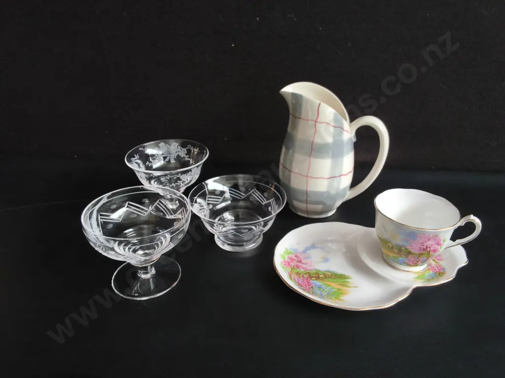 3 STUART CRYSTAL DESSERT BOWLS, J & G MEAKIN MILK JUG, AND QUEEN ANNE FINE BONE CHINA SET. TALLEST H 16.5 CM Image 1++