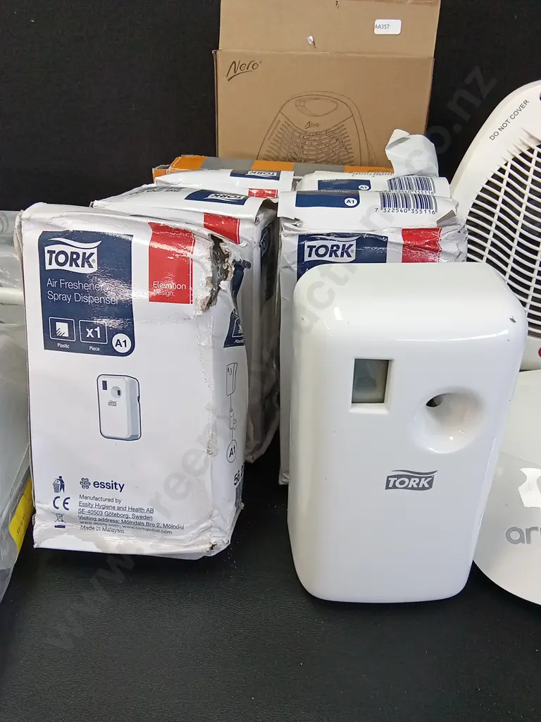 ASSORTED OFFICE DEVICES INCLUDING FANS, AIR FRESHENERS, HAND SANITIZER DISPENSERS AND MORE Image 1++