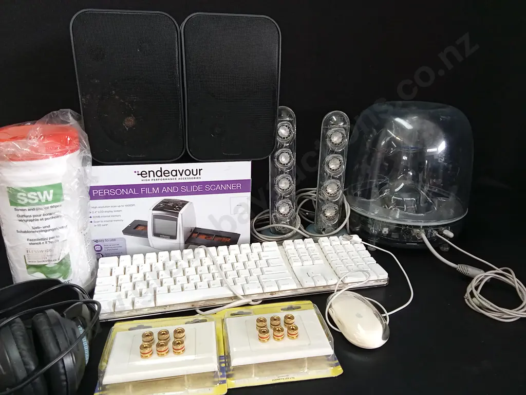 BOX OF ITEMS INCLUDING HARMAN KARDON SOUND SYSTEM Image 1++
