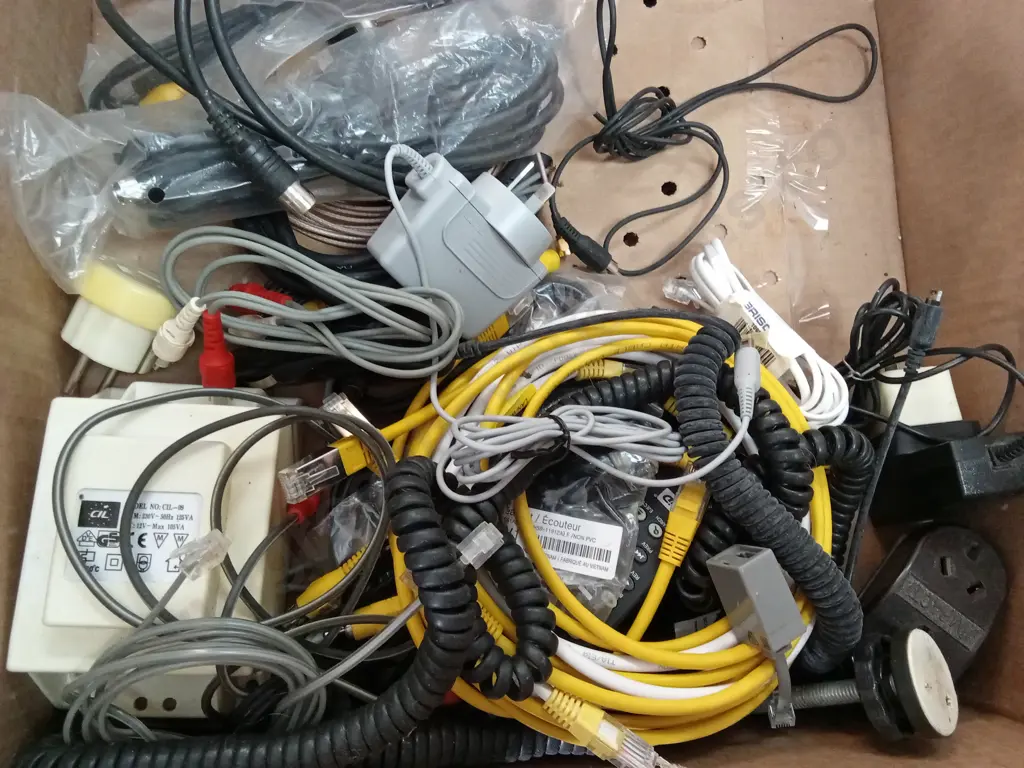 BOX OF ITEMS INCLUDING HARMAN KARDON SOUND SYSTEM Image 1++
