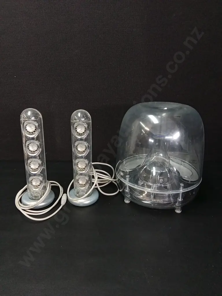 BOX OF ITEMS INCLUDING HARMAN KARDON SOUND SYSTEM Image 1++
