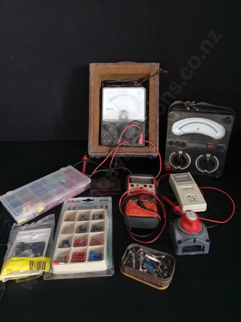 BOX OF MIXED VINTAGE ITEMS Image 1++