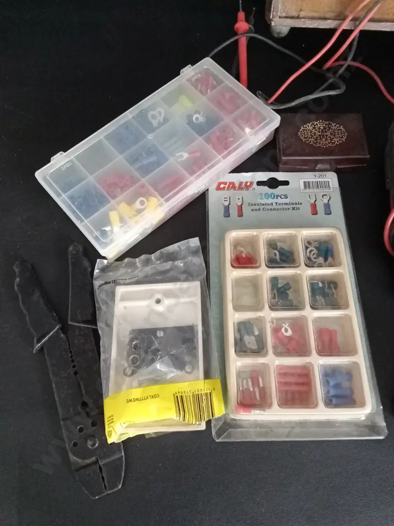 BOX OF MIXED VINTAGE ITEMS Image 1++
