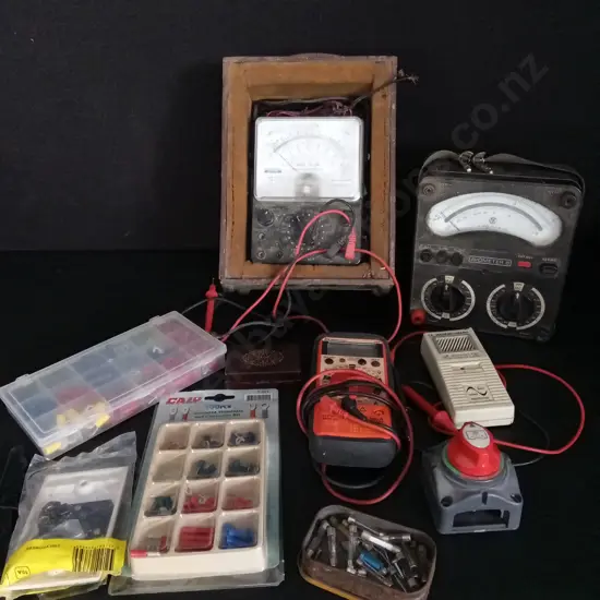 BOX OF MIXED VINTAGE ITEMS