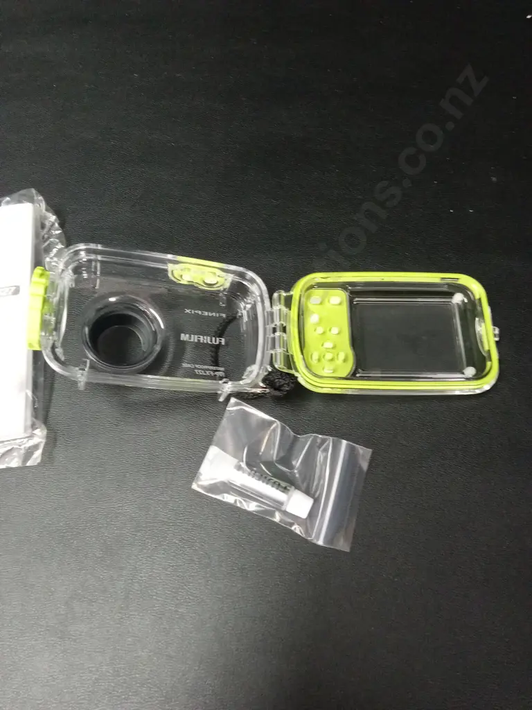FUJIFILM WATERPROOF CASE Image 1++
