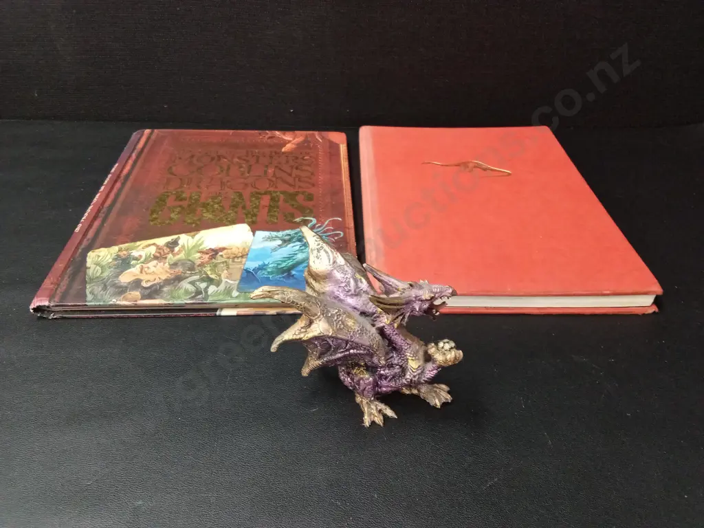 DINOSAUR BOOK, DRAGON BOOK AND DRAGON FIGURINE H10CM Image 1++