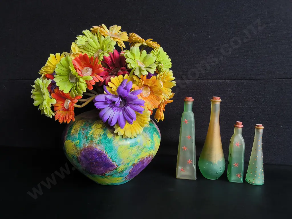 4 HAND PAINTED GLASS BOTTLES AND VASE WITH FAUX FLOWERS, TALLEST H 37 CM Image 1++