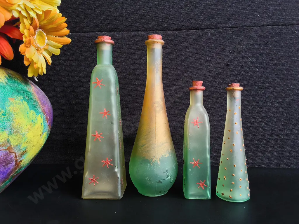 4 HAND PAINTED GLASS BOTTLES AND VASE WITH FAUX FLOWERS, TALLEST H 37 CM Image 1++